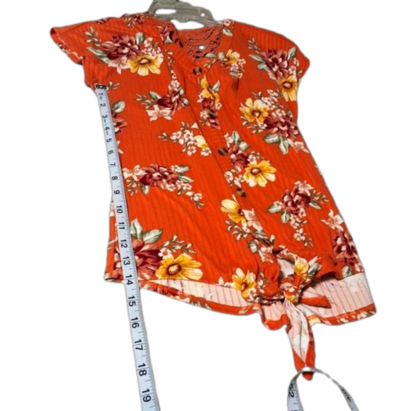 Upgrade Your Wardrobe with the Bobbie Brooks Floral Blouse, Size Medium - Picture 10 of 12